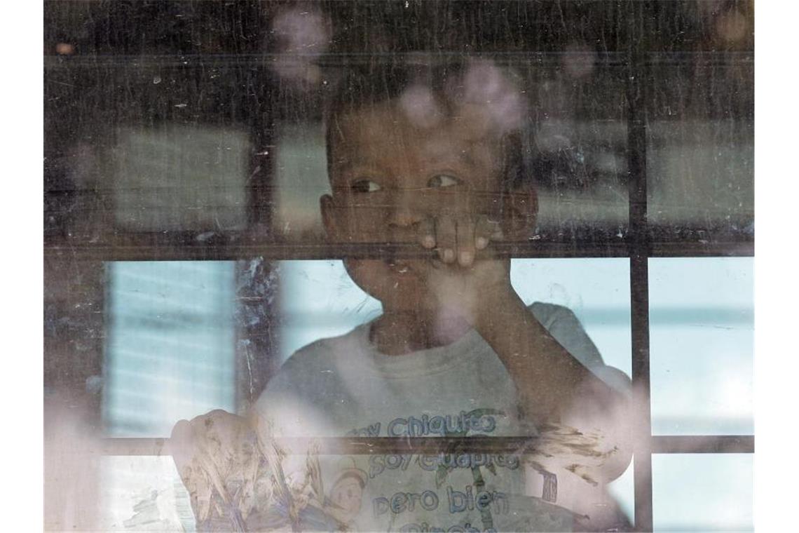 Ein Kleinkind aus einer Familie illegaler Migranten an der Grenze zwischen Mexiko und den USA hinter dem Fenster eines Busses. Foto: David J. Phillip/AP