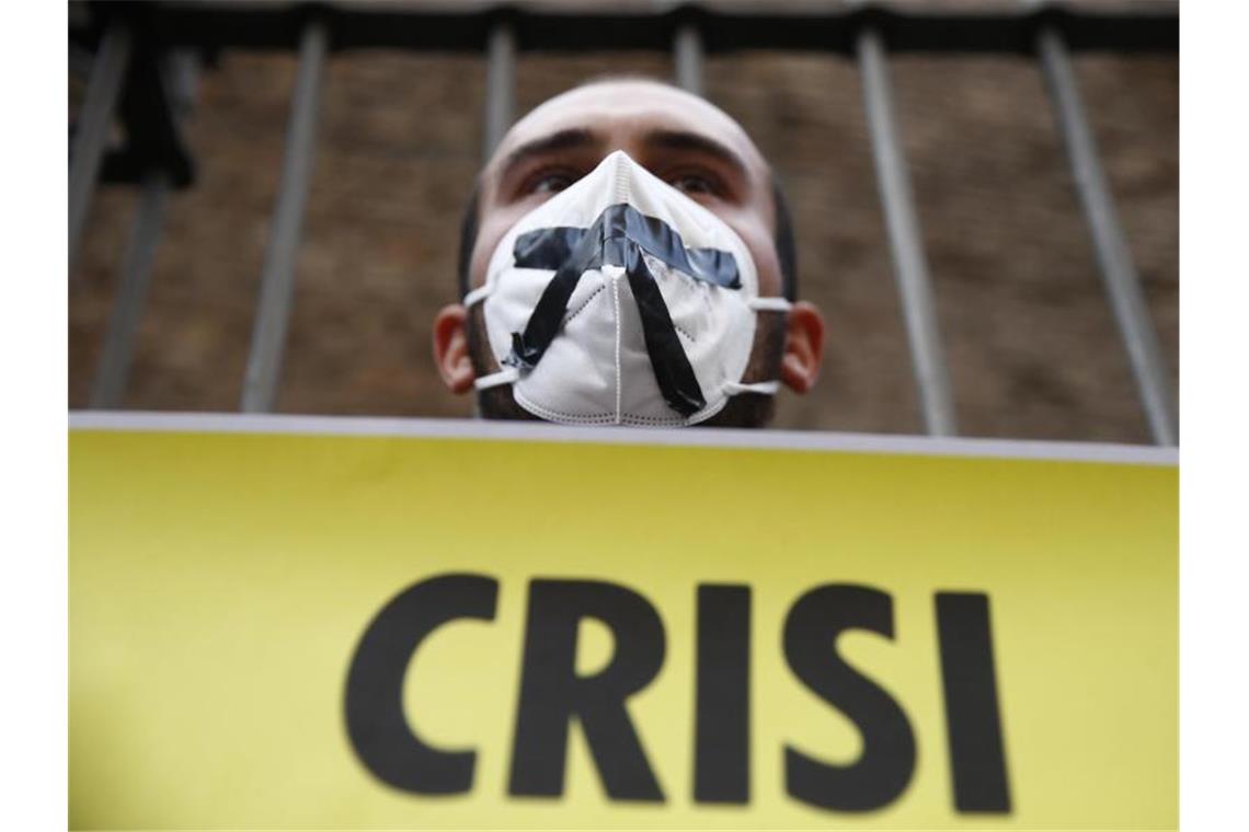 Kein „starkes Signal“ der G20 zur Weltklimakonferenz Ein Klimaaktivist mit einem Protestschild am Rande des G20-Gipfels in Rom. Foto: Cecilia Fabiano/LaPresse via ZUMA Press/dpa