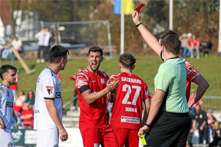 Ein Knackpunkt in der Partie ist auch die Rote Karte für Aalens Sasa Maksimovic. Backnangs Patrick Tichy applaudiert. Foto: Alexander Becher