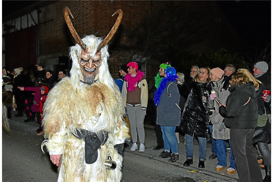 Ein Körschtaler Höllenwächter. Nachtumzug der Schbiallomba-Schlotzer in Auenwald...
