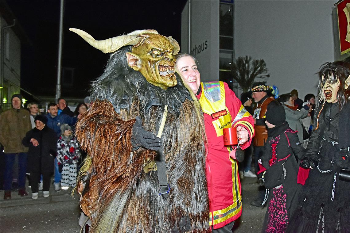 Ein Körschtaler Höllenwächter zusammen mit einer Guggenmusikerin der Querköpf Wi...