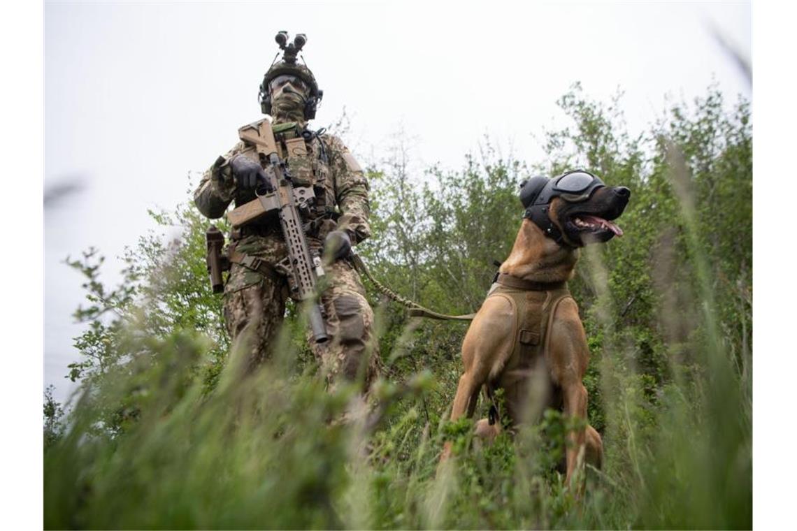Stabschef: Kommando Spezialkräfte will Vertrauen der Politik Ein Kommandosoldat des Kommando Spezialkräfte (KSK) der Bundeswehr. Foto: Marijan Murat/dpa/Archivbild