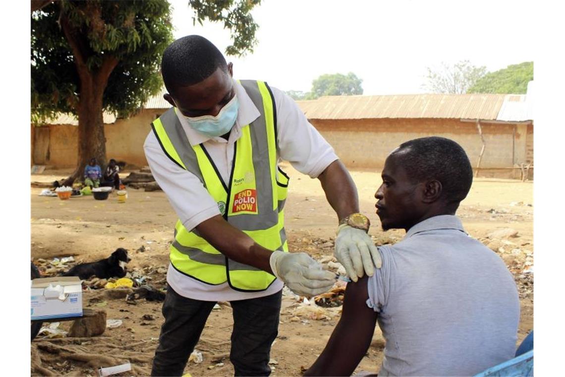 Globales Impfziel der WHO wird verfehlt Ein kommunaler Gesundheitshelfer verabreicht einem Mann in Nigeria den Corona-Impfstoff. Foto: Gbemiga Olamikan/AP/dpa