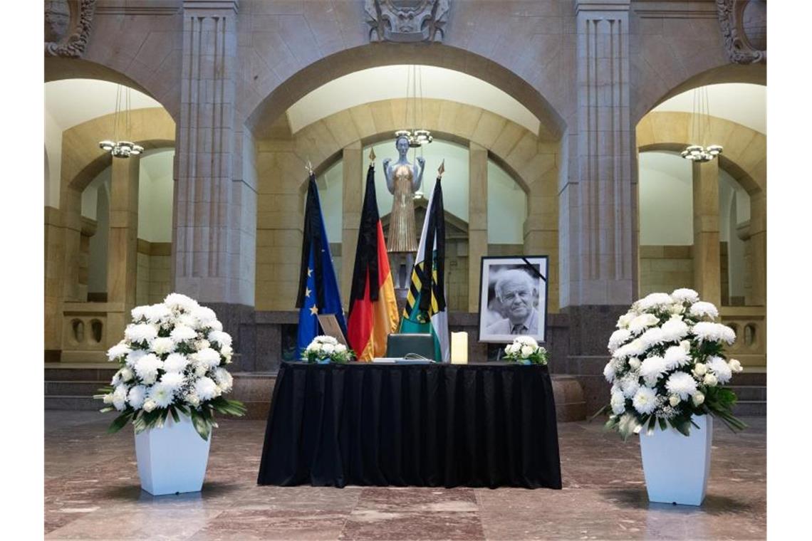 Ein Kondolenzbuch liegt nach dem Tod des CDU-Politikers Kurt Biedenkopf im Foyer der Sächsischen Staatskanzlei auf einem Tisch. zu dpa „Landtag, Regierung, Gesellschaft - dre. Foto: Sebastian Kahnert/dpa-Zentralbild/dpa