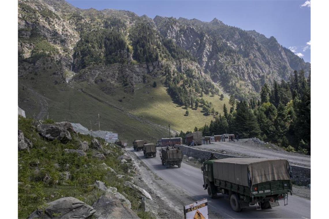 China und Indien wollen Truppen zurückziehen Ein Konvoi der indischen Armee fährt in Kaschmir. China und Indien einigten sich auf Maßnahmen der Entspannung. Foto: Dar Yasin/AP/dpa
