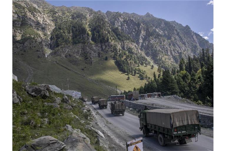 Ein Konvoi der indischen Armee fährt in Kaschmir. China und Indien einigten sich auf Maßnahmen der Entspannung. Foto: Dar Yasin/AP/dpa