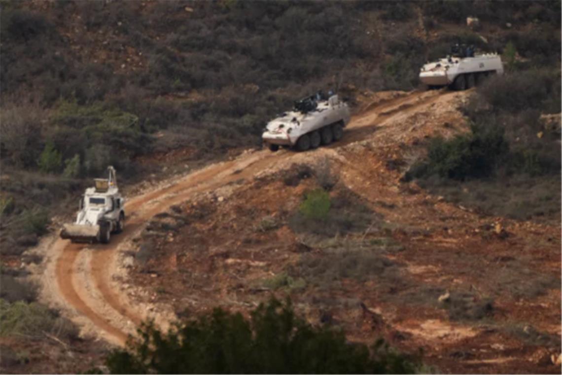 Netanjahu warnt Einwohner der Stadt Gaza: „verschwinden Sie" Ein Konvoi gepanzerter Fahrzeuge der Friedenstruppen der Vereinten Nationen im Libanon.