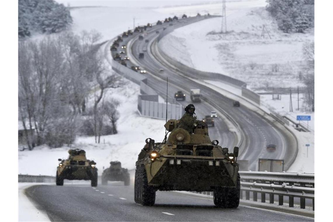 Scholz und Biden: Risiko einer Aggression Russlands bleibt Ein Konvoi gepanzerter russischer Fahrzeuge Mitte Januar auf einer Autobahn auf der Krim. Foto: AP/dpa