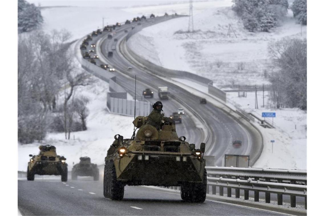 Ein Konvoi russischer gepanzerter Fahrzeuge bewegt sich auf einer Autobahn auf der Krim. Foto: Uncredited/AP/dpa