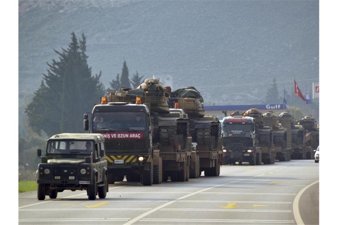 Ein Konvoi türkischer Militärlaster auf dem Weg nach Syrien. Foto: Uncredited/AP/dpa