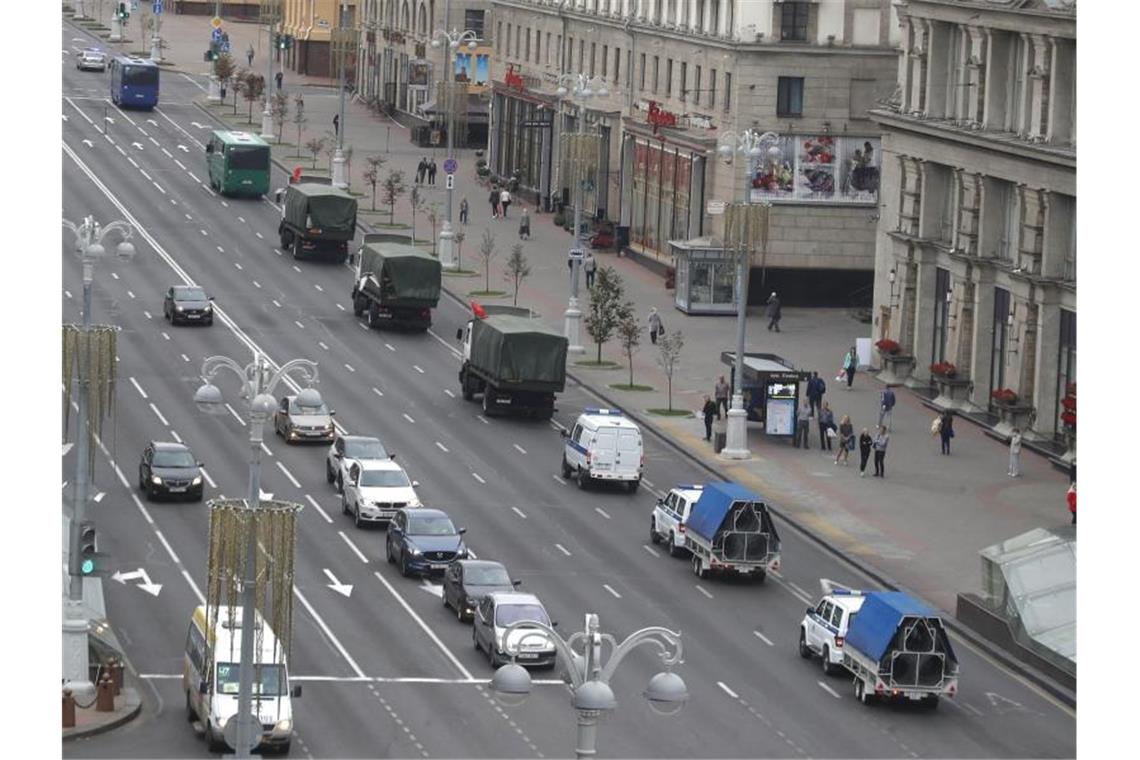Ein Konvoi von Polizeifahrzeugen in der Innenstadt von Minsk. Foto: Dmitri Lovetsky/AP/dpa