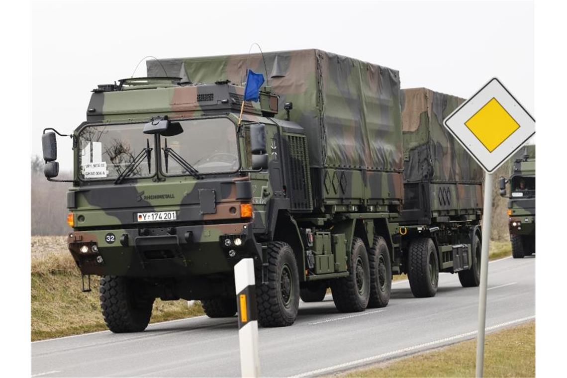 Flugabwehrraketen: Was kann Luftabwehr leisten? Ein Konvoi zum Transport des Flugabwehrraketensystems Patriot verlässt das Bundeswehr-Gelände der Flugabwehrraktengruppe 26 in Husum. Foto: Frank Molter/dpa