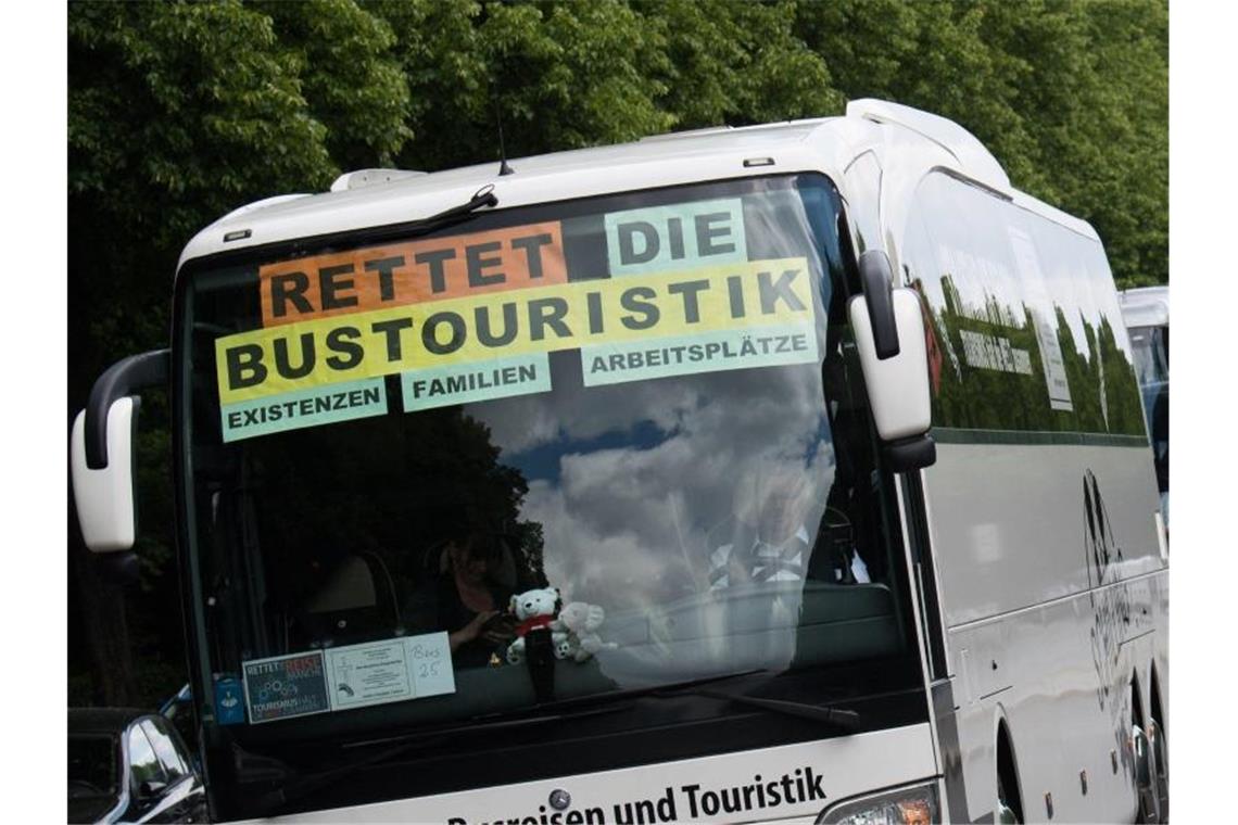 Ein Korso aus Reisebussen fordert staatliche Hilfen für Bus-Unternehmen. Foto: Jörg Carstensen/dpa