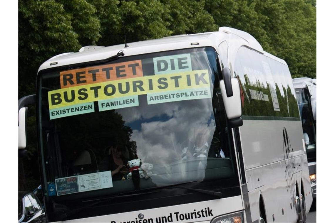 Ein Korso aus Reisebussen rollt bei einer früheren Demonstration für staatliche Hilfen für Reisebüros während der Corona-Pandemie über die Straße des 17. Juni in Berlin. Foto: Jörg Carstensen/dpa