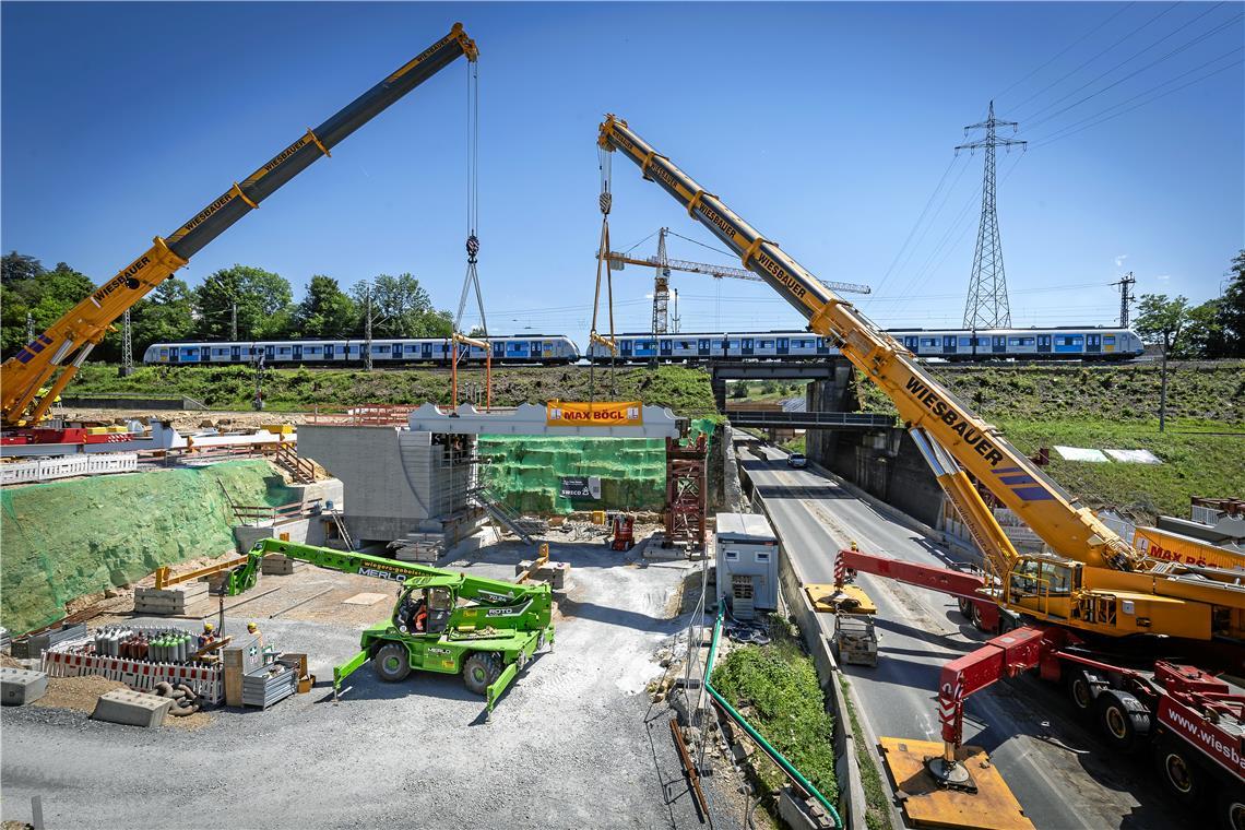 Ein Kran alleine könnte das rund 80 Tonnen schwere Bauteil nicht einheben. Die Kranfahrer arbeiten im Tandem. Fotos: Alexander Becher