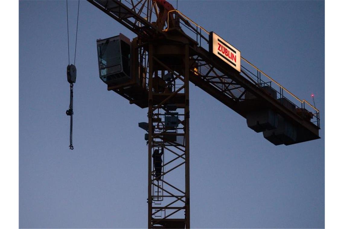 Nach Rückgang: Baufirma Züblin spürt anziehende Auftragslage Ein Kran der Baufirma Züblin. Foto: Marijan Murat/dpa/Archivbild