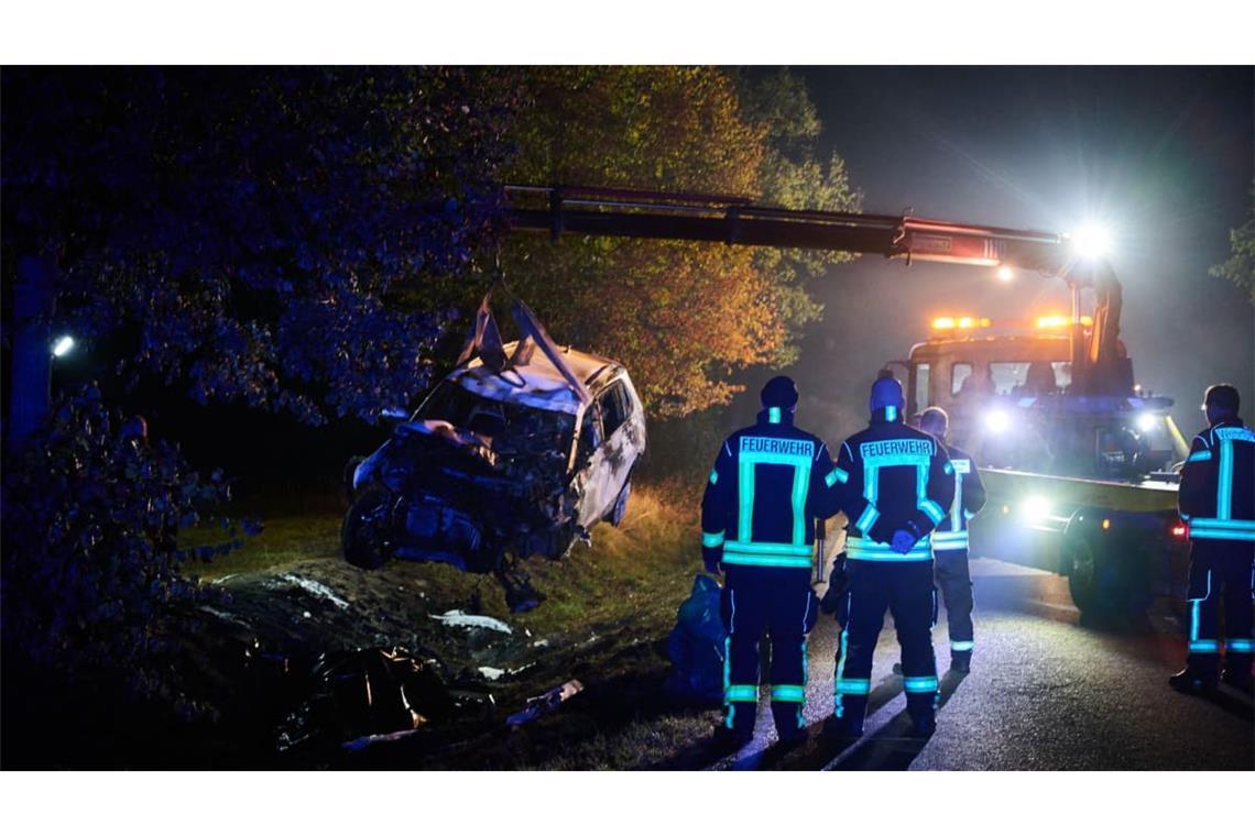 Ein Kran hebt das ausgebrannte Unfallauto nach dem tödlichen Unfall auf die Ladefläche des Abschleppwagens.