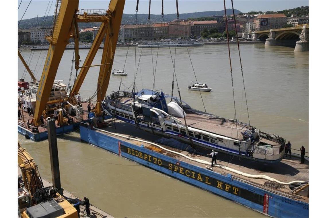 Ein Kran hebt das Schiffswrack des gesunkenen Ausflugsschiffs „Hableany“ aus der Donau bei Budapest. Foto: Darko Bandic/AP