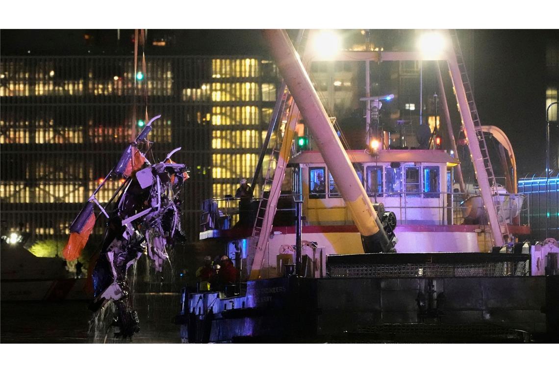 Bilder des Tages Ein Kran hebt das Wrack eines in den Hudson River gestürzten Hubschraubers an in Jersey City, New Jersey.