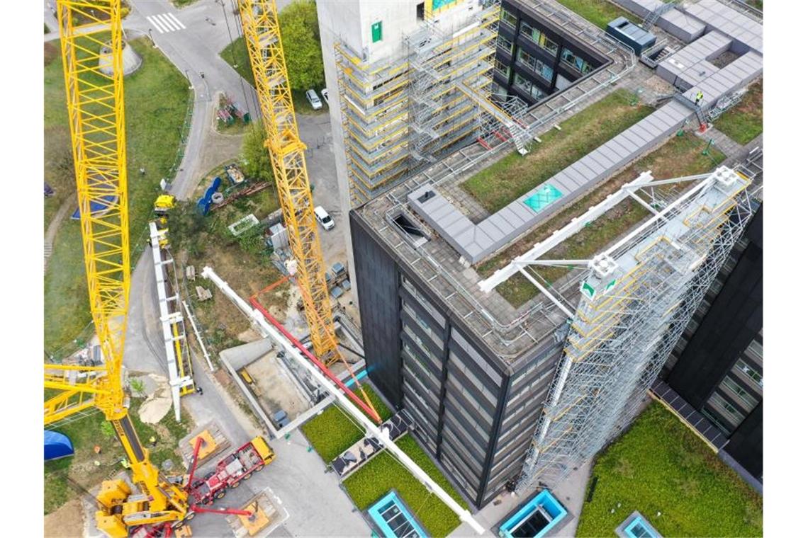 Ein Kran hievt einen Stahlträger auf das Dach des Bundeswehrkrankenhauses (BWK). Foto: Felix Kästle/dpa