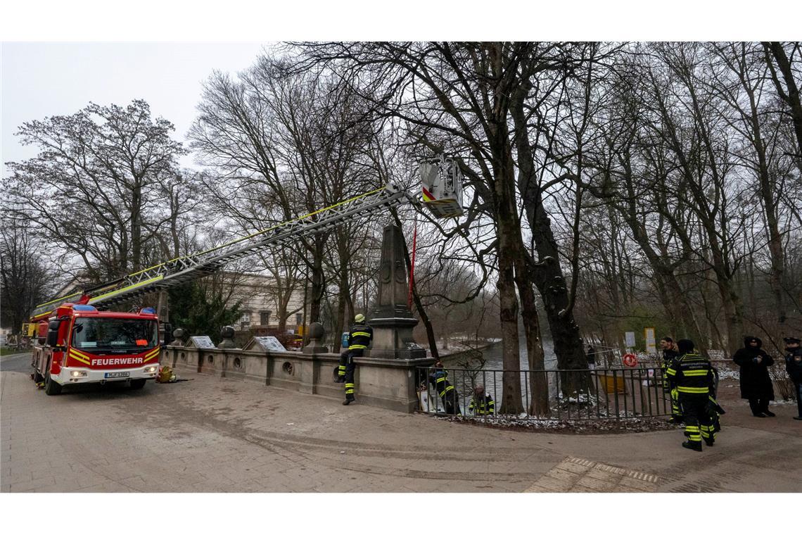 Ein Kran war im Einsatz.