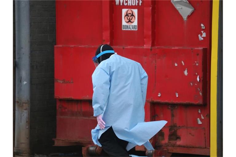 Ein Krankenhausmitarbeiter in Schutzkleidung in der US-Ostküstenmetropole New York. Foto: Dan Herrick/ZUMA Wire/dpa