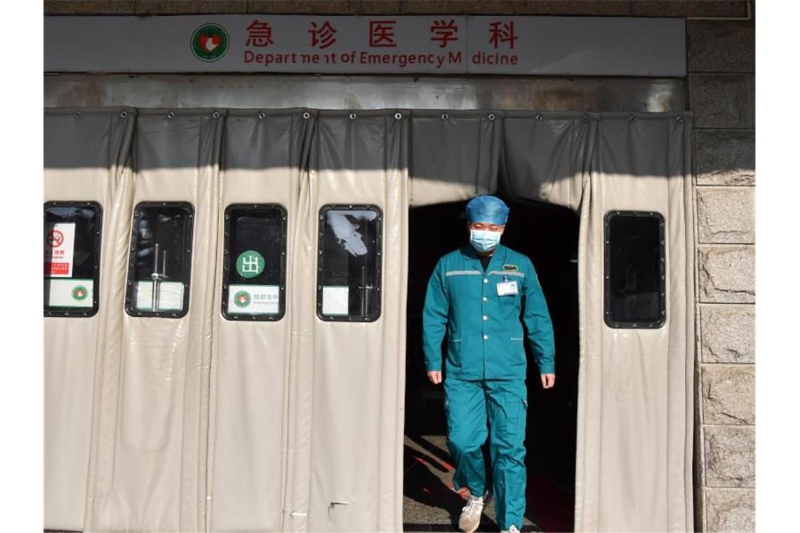 Wegen Coronavirus: Antibiotika-Engpässe möglich Ein Krankenpfleger im Xinyang Zentralhospital verlässt die Notaufnahme. Foto: Li Jianan/XinHua/dpa