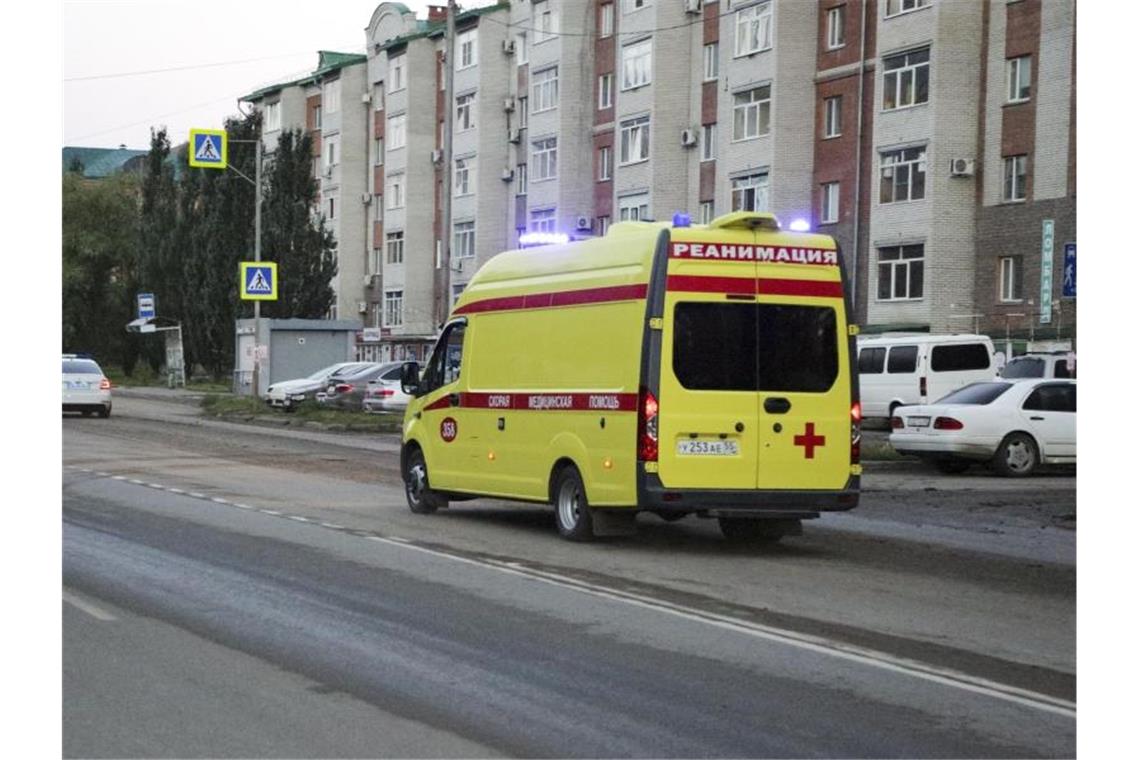 Ein Krankenwagen bringt den Kremlkritiker Nawalny zum Flughafen. Foto: Evgeniy Sofiychuk/AP/dpa