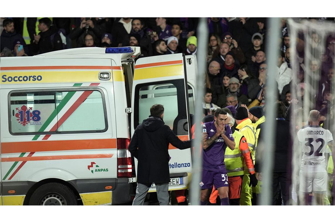 Fußballer Bove nach Herzstillstand "wach und aufmerksam" Ein Krankenwagen bringt Eduardo Bove vom Feld weg.