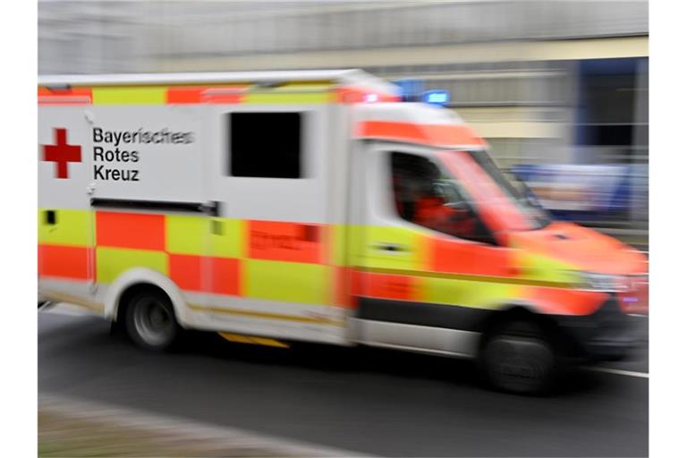 Ein Krankenwagen des Roten Kreuzes. Foto: Peter Kneffel/dpa/Symbolbild