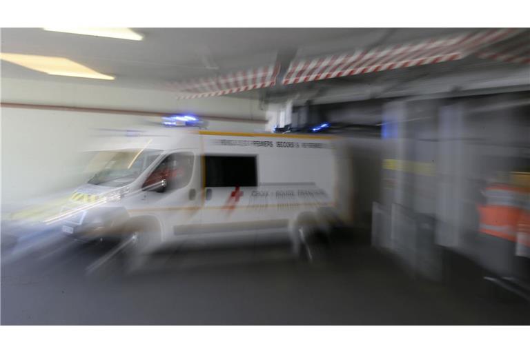 Ein Krankenwagen fährt ab. Ein führerloser Lieferwagen ist im südfranzösischen Marseille in eine Schülergruppe gerollt und hat elf Menschen verletzt (Symbolfoto).