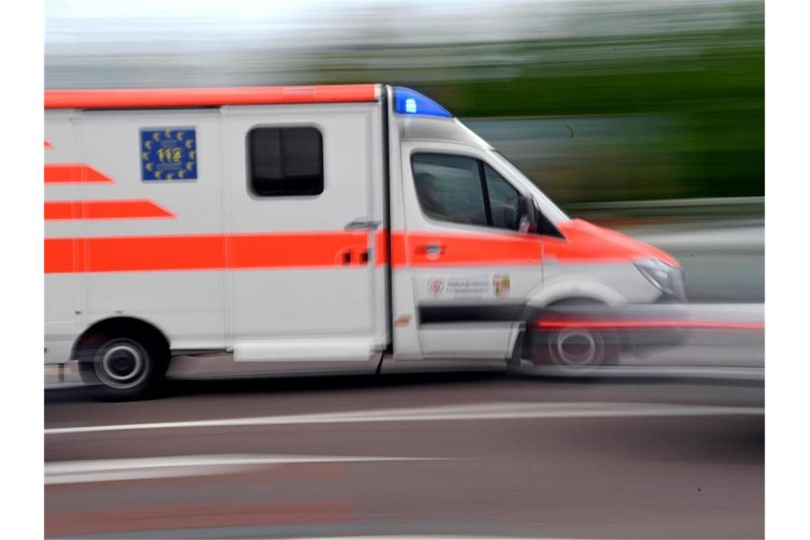 Ein Krankenwagen fährt auf einer Straße. Foto: Hendrik Schmidt/dpa-Zentralbild/ZB/Symbolbild