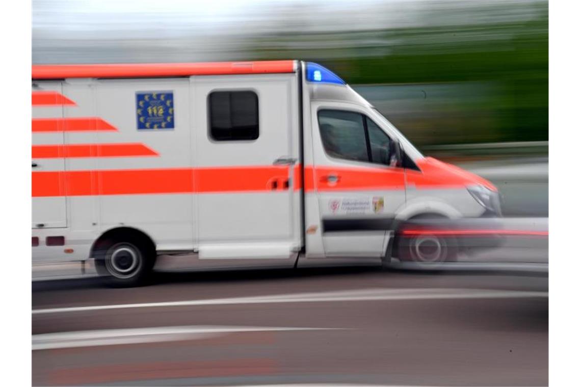 Ein Krankenwagen fährt mit Blaulicht auf einer Straße. Foto: Hendrik Schmidt/dpa-Zentralbild/ZB/Symbolbild