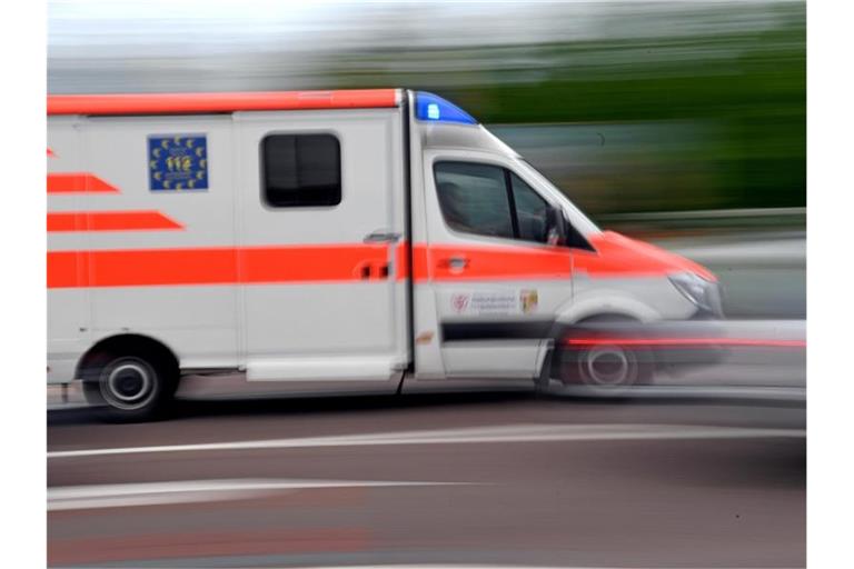 Ein Krankenwagen fährt mit Blaulicht auf einer Straße. Foto: Hendrik Schmidt/dpa-Zentralbild/ZB/Symbolbild