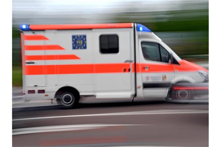 Ein Krankenwagen fährt mit Blaulicht auf einer Straße. Foto: Hendrik Schmidt/dpa-Zentralbild/ZB/Symbolbild