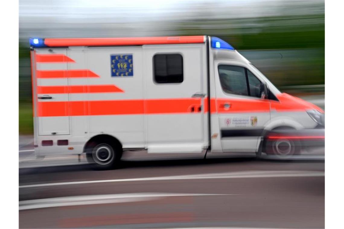 Mann stirbt nach Arbeitsunfall Ein Krankenwagen fährt mit Blaulicht auf einer Straße. Foto: Hendrik Schmidt/dpa-Zentralbild/ZB/Symbolbild