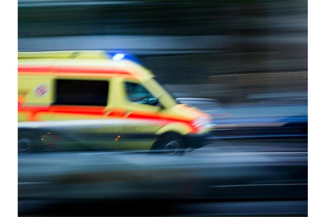 Ein Krankenwagen fährt mit Blaulicht bei einem Einsatz über die Straße. Foto: Arno Burgi/dpa-Zentralbild/dpa/Archivbild