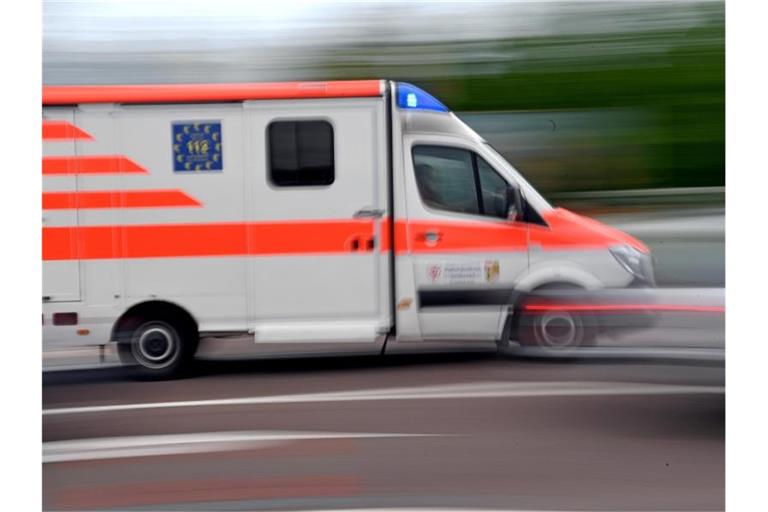Ein Krankenwagen fährt mit Blaulicht durch die Innenstadt. Foto: Hendrik Schmidt/dpa-Zentralbild/ZB/Symbolbild