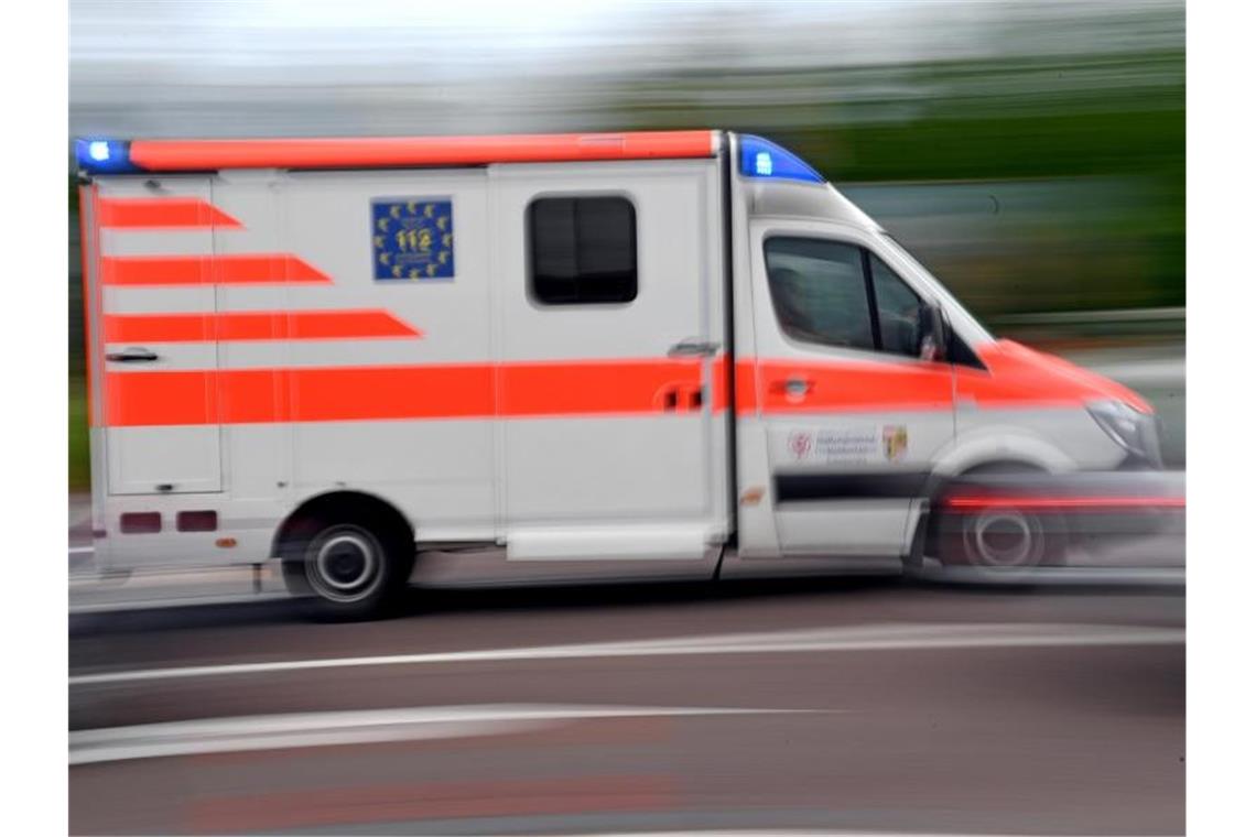 Ein Krankenwagen fährt mit Blaulicht durch die Innenstadt. Foto: Hendrik Schmidt/dpa-Zentralbild/ZB/Symbolbild