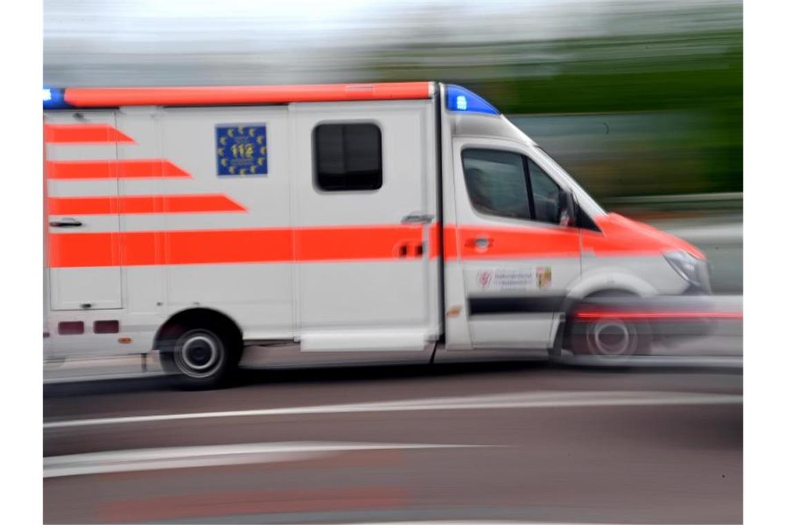 Ein Krankenwagen fährt mit Blaulicht über eine Straße. Foto: Hendrik Schmidt/zb/dpa/Symbolbild