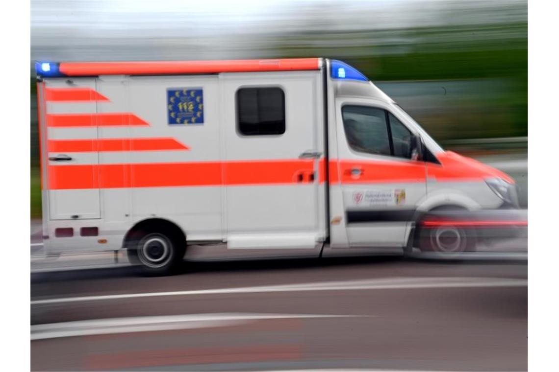 Ein Krankenwagen fährt mit Blaulicht über eine Straße. Foto: Hendrik Schmidt/zb/Archiv