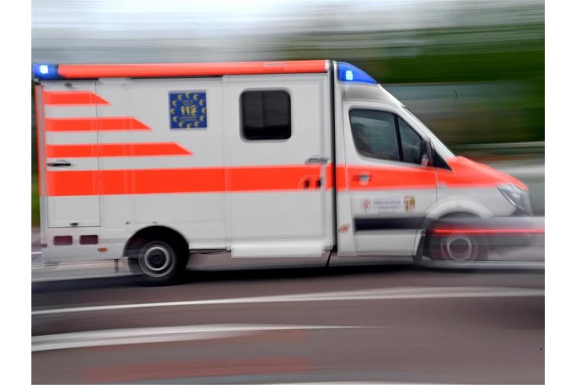 Ein Krankenwagen fährt mit Blaulicht über eine Straße. Foto: Hendrik Schmidt/zb/dpa/Symbolbild