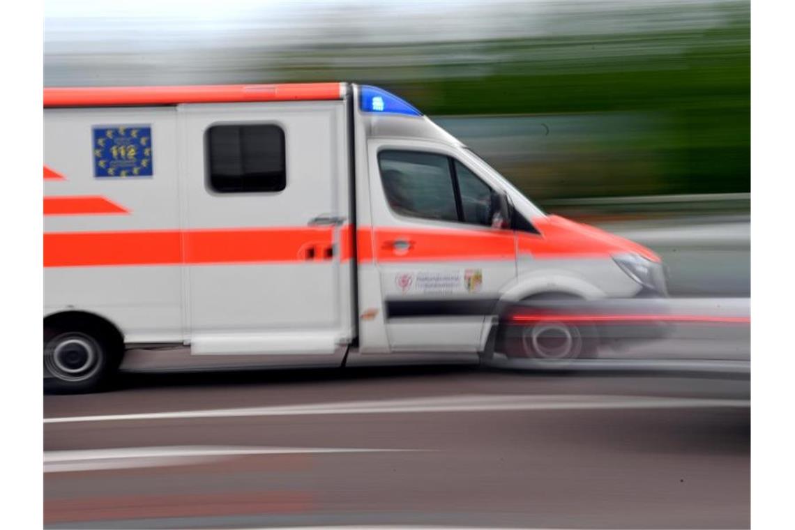 Ein Krankenwagen fährt mit Blaulicht über eine Straße. Foto: Hendrik Schmidt/ZB/dpa/Symbolbild
