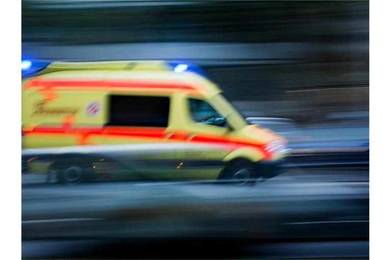 Ein Krankenwagen im Einsatz. Foto: Arno Burgi/Archivbild