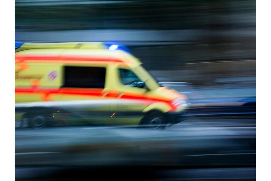 Treppe stürzt ein und reißt Bauarbeiter mit in die Tiefe Ein Krankenwagen im Einsatz. Foto: Arno Burgi/dpa-Zentralbild/dpa/Archivbild