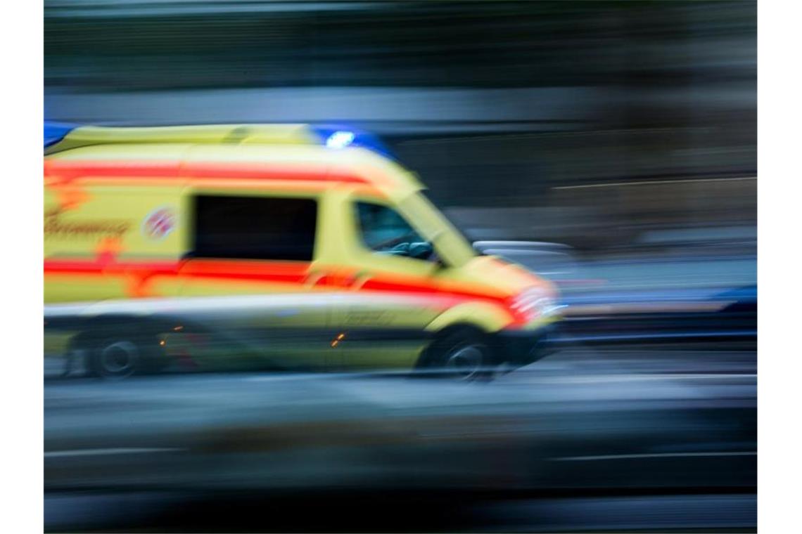 Auto fährt 60-Jährige in Stuttgart an: Lebensgefahr