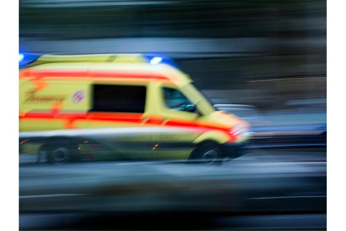 Laster durchbricht Leitplanke: Frau schwer verletzt Ein Krankenwagen im Einsatz. Foto: Arno Burgi/dpa-Zentralbild/dpa/Archivbild