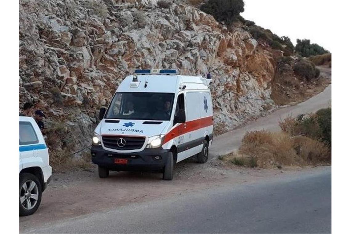 Ein Krankenwagen im Einsatz. (Symbolbild). Foto: Nikos Litsardis/ikariaki.gr/AP/dpa