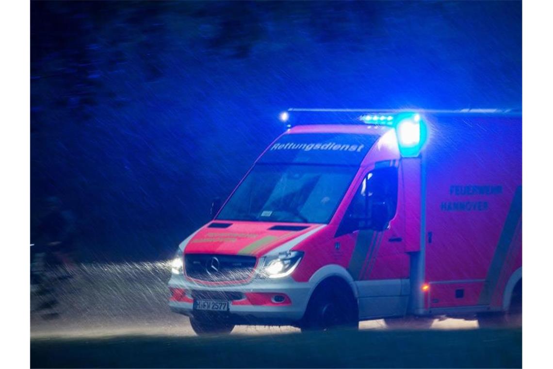 Ein Krankenwagen im Einsatz fährt über eine Straße. Foto: Silas Stein/dpa/Archivbild