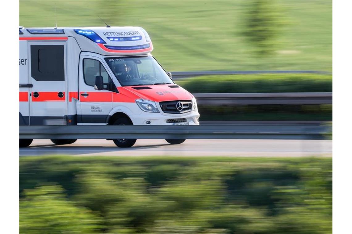 Ein Krankenwagen ist im Einsatz. Foto: Jan Woitas/zb/dpa/Symbolbild